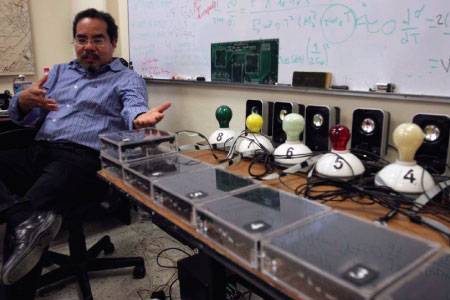 Investigador mostrando experimento en el Laboratorio de Partículas Elementales