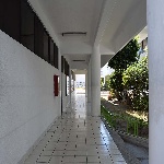 Fotografía del pasillo en la planta baja del edificio FM3 y áreas verdes