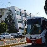 Fotografía que muestra la parada del LoboBus frente al edificio FM1