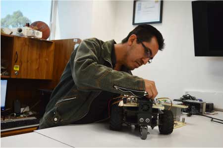 Investigador trabajando en el Laboratorio de Electrónica y Optoelectrónica