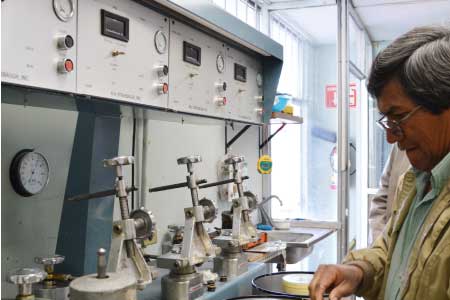 Técnico trabajando en el Laboratorio de Pruebas  Ópticas