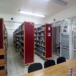 Fotografía que muestra parte del acervo bibliográfico en la Biblioteca ubicada en el edificio FM2