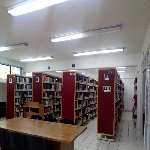 Fotografía que muestra los stands de libros disponibles en la Biblioteca ubicada en el edificio FM2