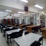 Fotografía que muestra instalaciones dentro de la Biblioteca ubicada en el edificio FM2