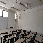 Fotografía del salón de clases 303 ubicado en el segundo piso del edificio FM1