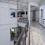 Fotografía del pasillo que conecta el edificio FM1 con FM4 en el segundo nivel