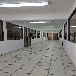 Fotografía de cubículos de profesores en el primer piso del edificio FM3