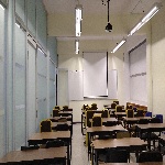 Fotografía del salón de clases 107 ubicado en la planta baja del edificio FM5