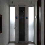 Fotografía que muestra la entrada a los sanitarios ubicados en el primer piso del edificio FM5