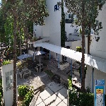 Fotografía que muestra la cafetería, área de convivencia, comedor para trabajadores y áreas verdes